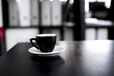 desk-table-coffee-black-and-white-tea-cup-990263-pxhere.com